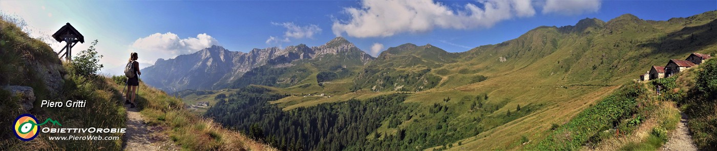 12 Sul sent. 101 alle Baite Fontanini (1905 m) bella vista verso San Simone-Baita del camoscio- Pegherolo-Cavallo.jpg